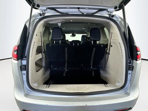 Used 2024 Chrysler Pacifica Touring-L FWD image 25