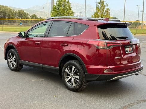 Used 2018 Toyota RAV4 XLE AWD/4WD image 4