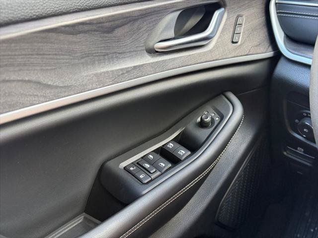 Certified 2023 Jeep Grand Cherokee Limited w/ Black Appearance Package AWD/4WD image 25
