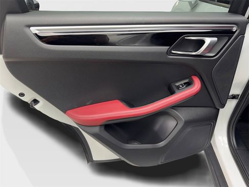 Used 2023 Porsche Macan Turbo image 35