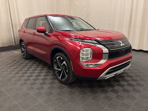Used 2024 Mitsubishi Outlander SE image 3
