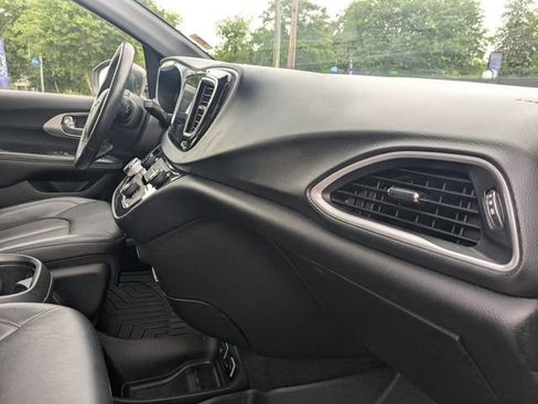 Used 2020 Chrysler Pacifica Touring-L FWD image 31