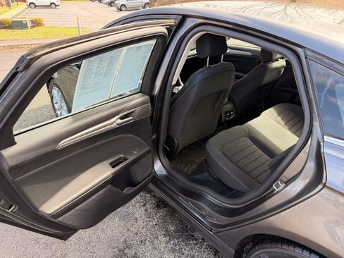 Used 2020 Ford Fusion SE image 11