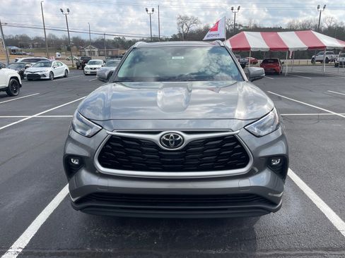 New 2026 Toyota Highlander XLE image 2