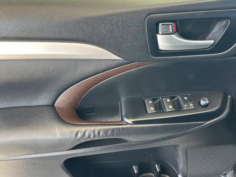 Used 2015 Toyota Highlander XLE FWD image 11