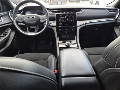 Used 2023 Jeep Grand Cherokee Altitude AWD/4WD image 16