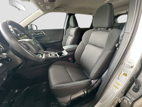 Used 2023 Mitsubishi Outlander ES FWD image 18