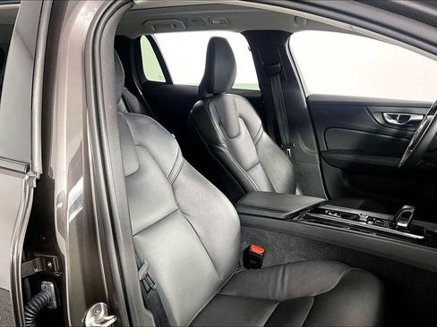 Used 2025 Volvo V60 B5 Cross Country Plus AWD/4WD image 7