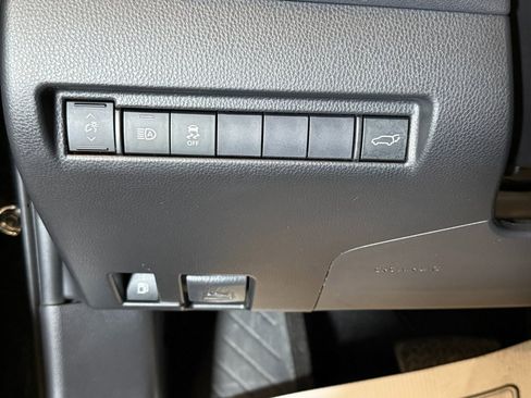 Used 2021 Toyota Venza LE image 18