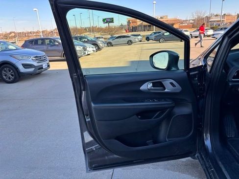 Used 2021 Chrysler Pacifica Touring-L w/ S Appearance Package image 9