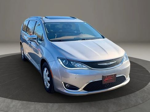 Used 2017 Chrysler Pacifica Limited w/ UConnect Theater Package image 3