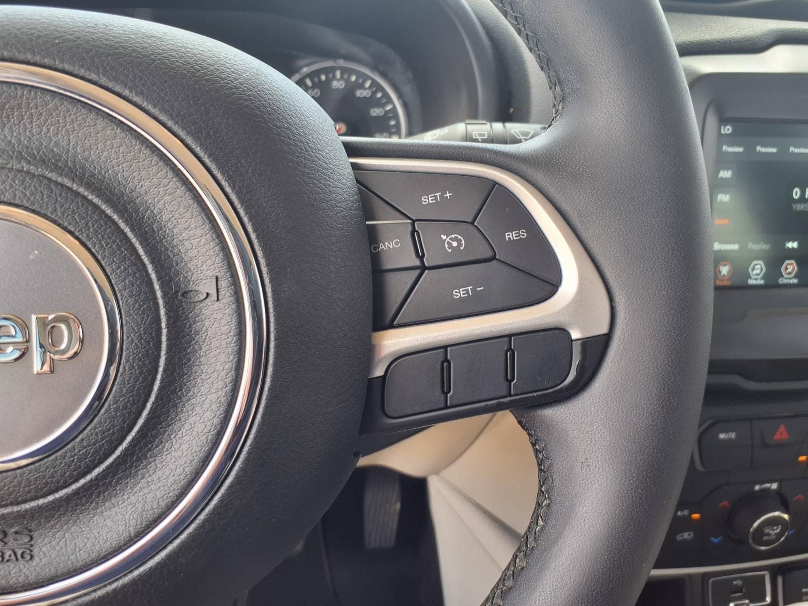 Used 2021 Jeep Renegade Latitude FWD image 17