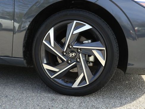 Used 2025 Hyundai Elantra SEL image 5