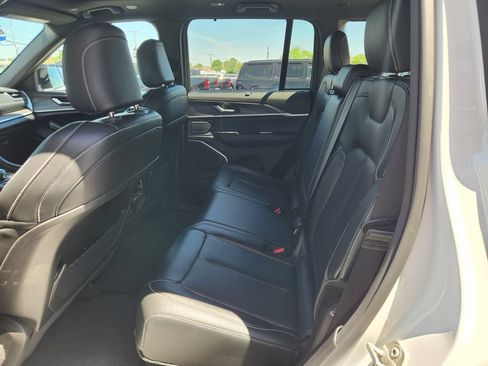 Used 2024 Jeep Grand Cherokee Limited w/ Luxury Tech Group II AWD/4WD image 15