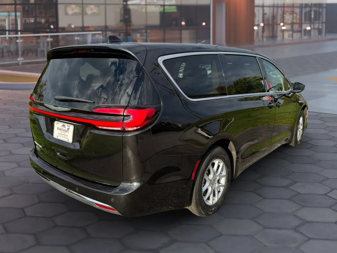 Used 2023 Chrysler Pacifica Touring-L FWD image 5