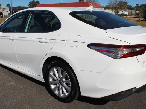 Used 2020 Toyota Camry LE image 13