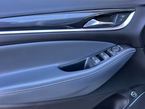 Used 2022 Buick Enclave Essence image 12