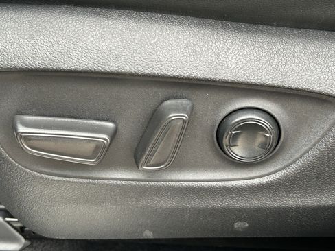 Used 2023 Toyota Highlander Platinum image 16