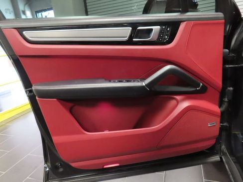 Used 2022 Porsche Cayenne image 10