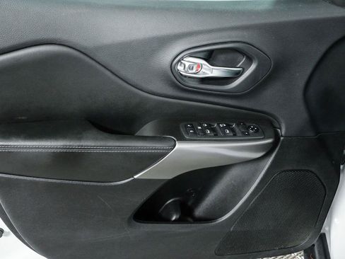 Used 2019 Jeep Cherokee Latitude w/ Popular Appearance Group FWD image 6