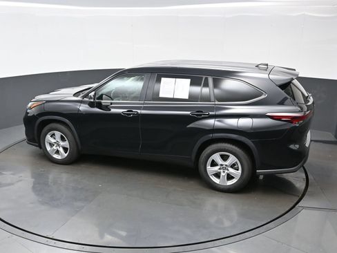 Used 2024 Toyota Highlander LE FWD image 37