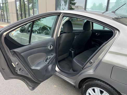 Used 2013 Nissan Versa SV w/ Convenience Pkg FWD image 8