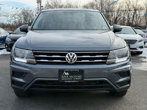 Used 2018 Volkswagen Tiguan SE w/ Panoramic Sunroof Package image 2