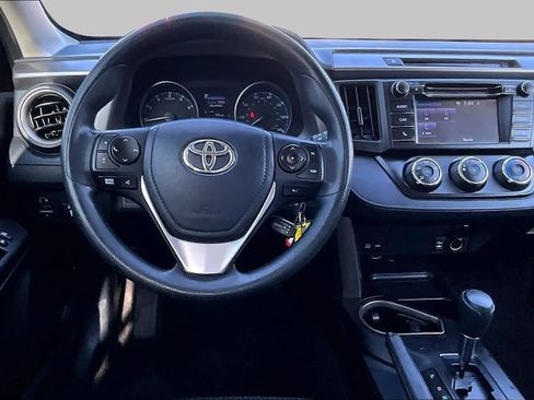 Used 2018 Toyota RAV4 LE FWD image 6