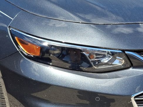 Used 2017 Chevrolet Malibu Premier w/ Driver Confidence Package FWD image 7