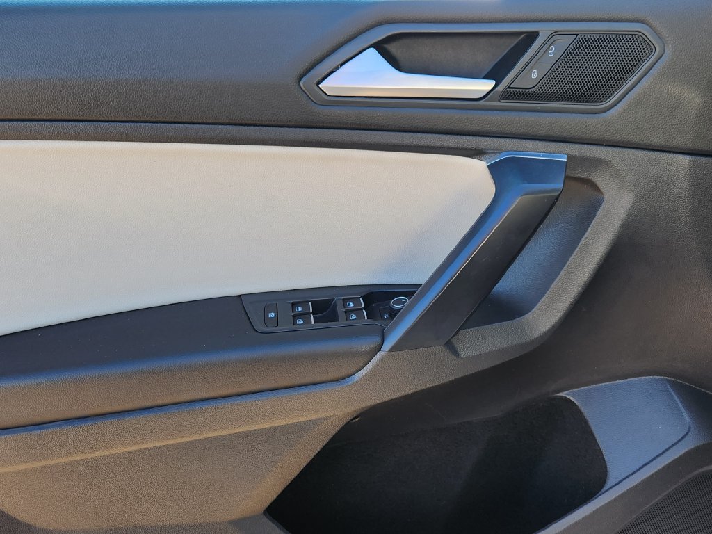 Used 2021 Volkswagen Tiguan SE w/ Panoramic Sunroof Package FWD image 18