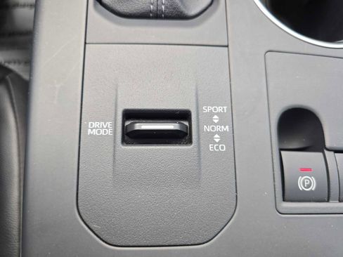 Certified 2025 Toyota Highlander XLE FWD image 33