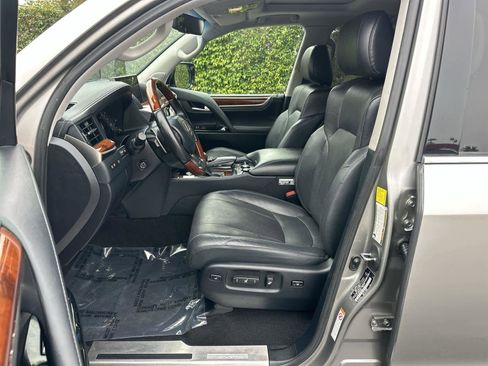 Used 2019 Lexus LX 570 4WD image 11