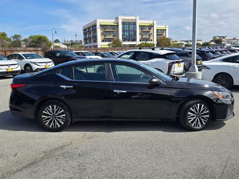 Used 2024 Nissan Altima 2.5 SV FWD image 8
