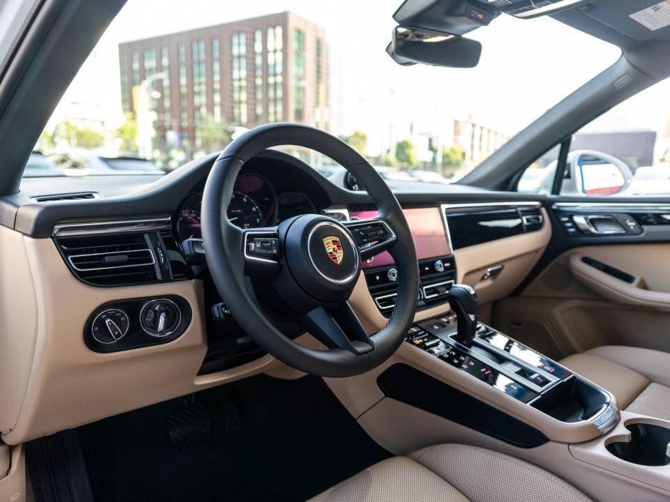 Certified 2026 Porsche Macan AWD/4WD image 4