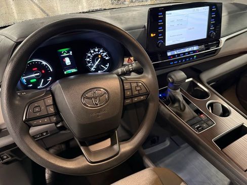 Used 2024 Toyota Sienna LE image 12