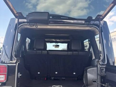 Used 2012 Jeep Wrangler Unlimited Rubicon AWD/4WD image 27