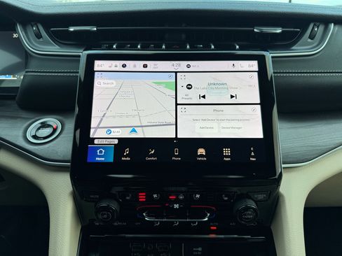 Used 2024 Jeep Grand Cherokee Limited w/ Luxury Tech Group II image 23