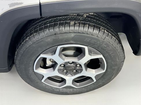 Used 2022 Jeep Compass Trailhawk w/ Trailhawk Convenience Group AWD/4WD image 29