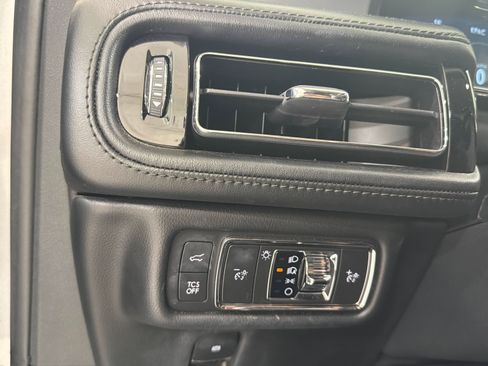 Used 2022 Lincoln Nautilus FWD w/ Premium Package image 19