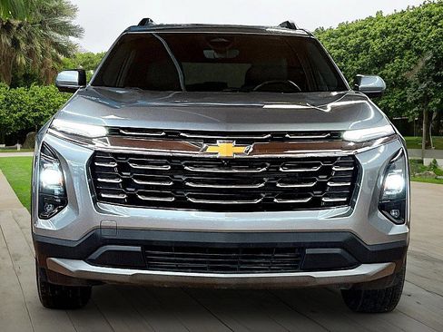 Used 2025 Chevrolet Equinox LT w/ Convenience Package II image 3