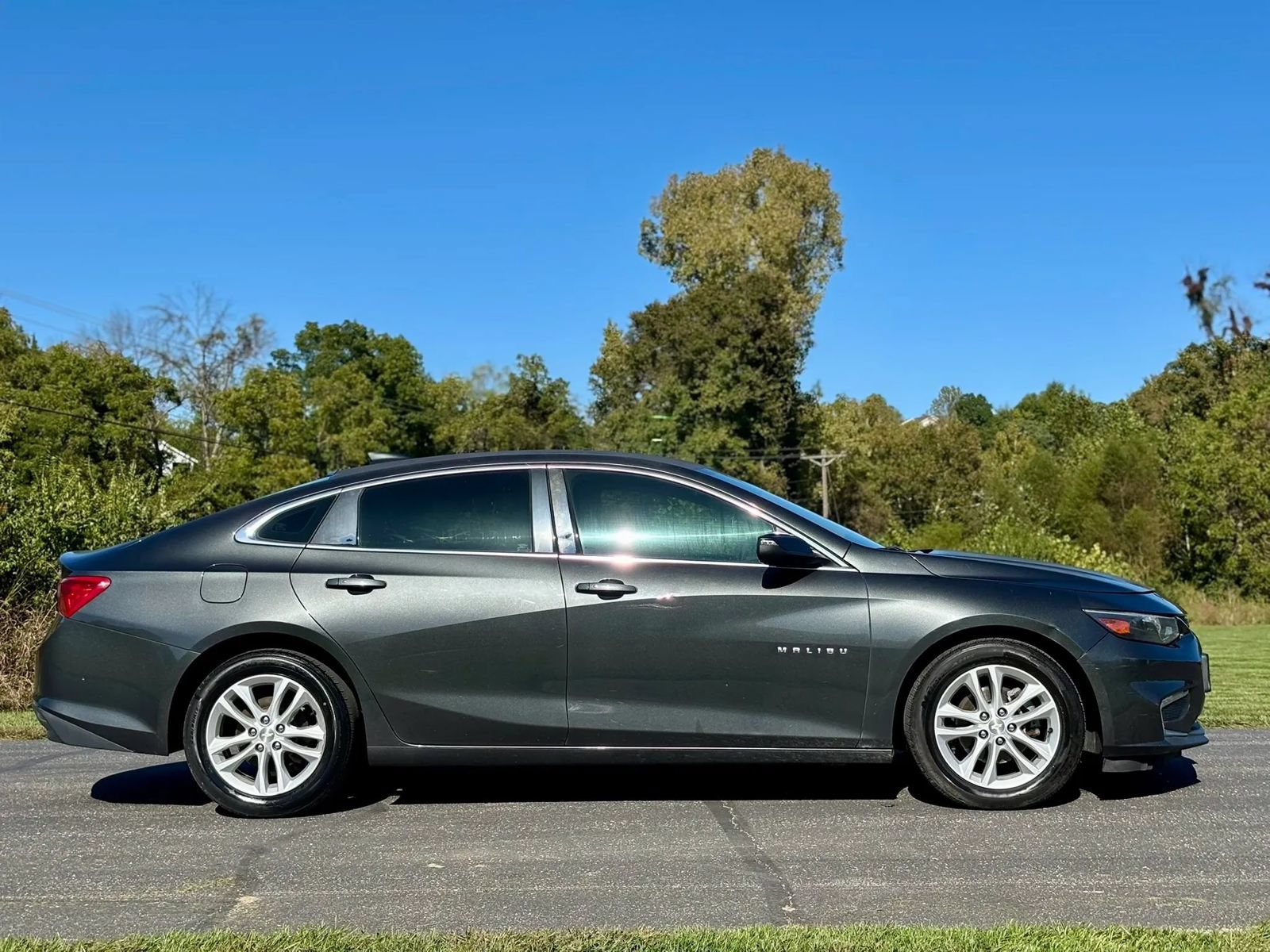 Used 2016 Chevrolet Malibu LT FWD image 4