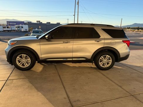 Used 2022 Ford Explorer XLT w/ Equipment Group 202A image 6