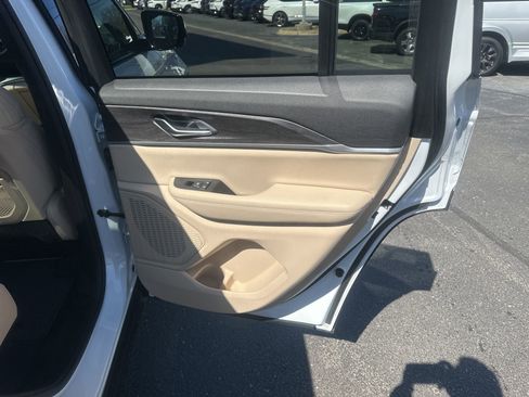 Used 2023 Jeep Grand Cherokee Limited image 15