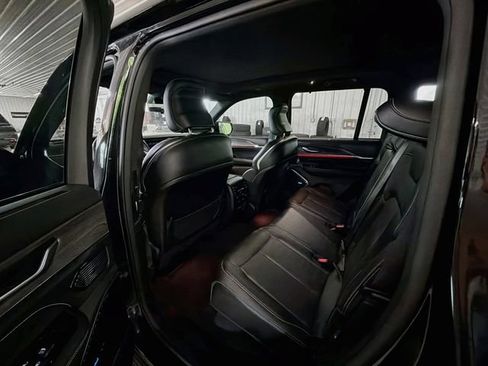 Used 2022 Jeep Grand Cherokee Overland w/ Luxury Tech Group IV AWD/4WD image 9