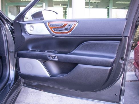 Used 2017 Lincoln Continental Reserve w/ Luxury Package image 19