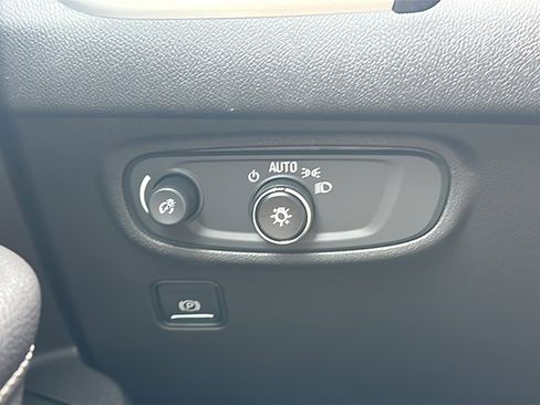 Used 2022 GMC Terrain SLE image 35