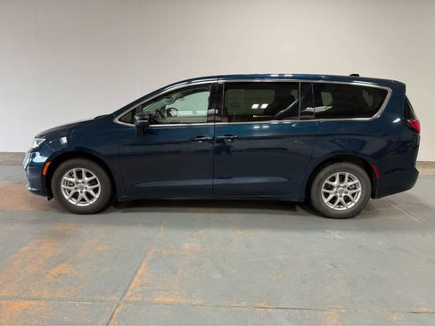 Used 2023 Chrysler Pacifica Touring-L FWD image 2
