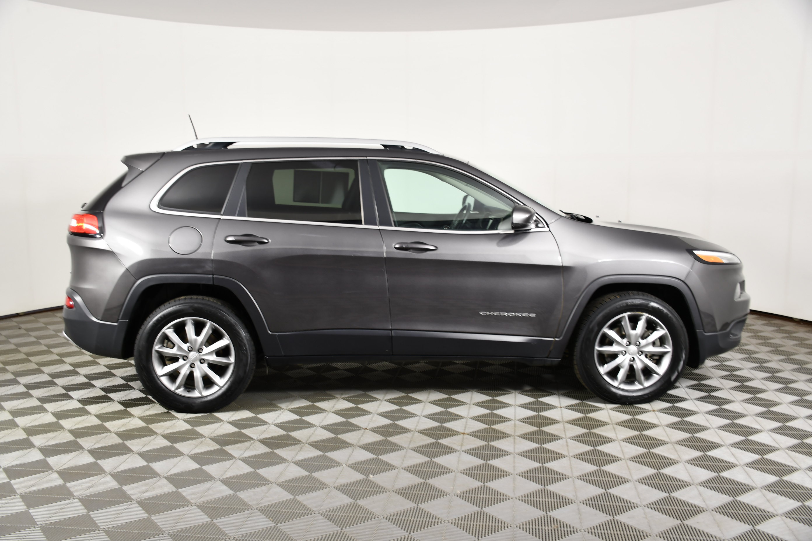 Used 2018 Jeep Cherokee Limited AWD/4WD image 5