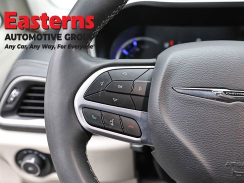 Used 2023 Chrysler Pacifica Touring-L image 15