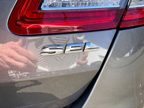 Used 2013 Ford Taurus SEL image 15